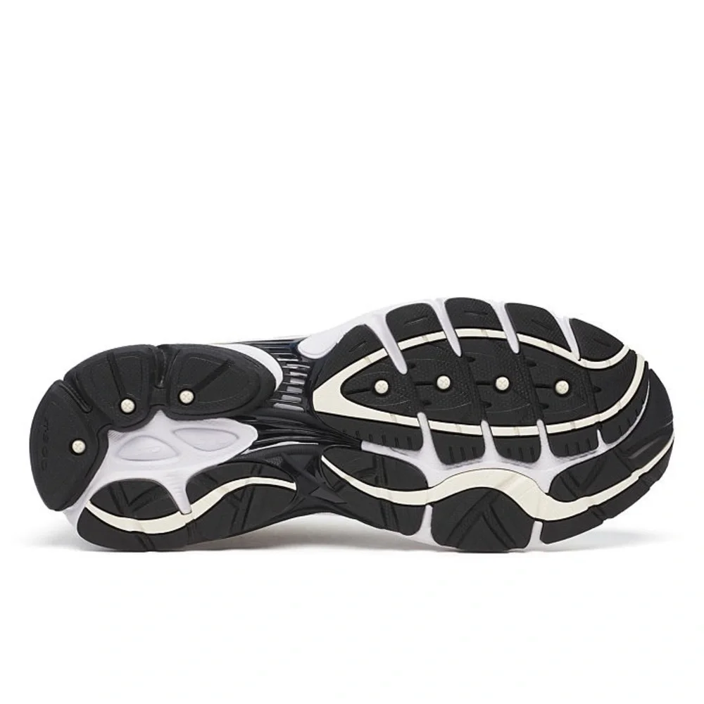 Saucony Progrid Omni 9‎ Men's Size 9.5 Women’s size 11 In Silver/Gold NWT In Box